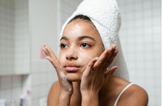 Detergente viso pelle secca: come scegliere quello giusto